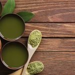 Kit de té matcha para regalar sobre cuenco y cucharas de bambú y fondo de madera.