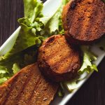 Seitán o carne vegetal sobre plato con lechuga.