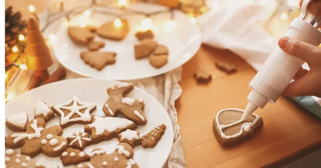 Galletas de jengibre con formas navideñas.